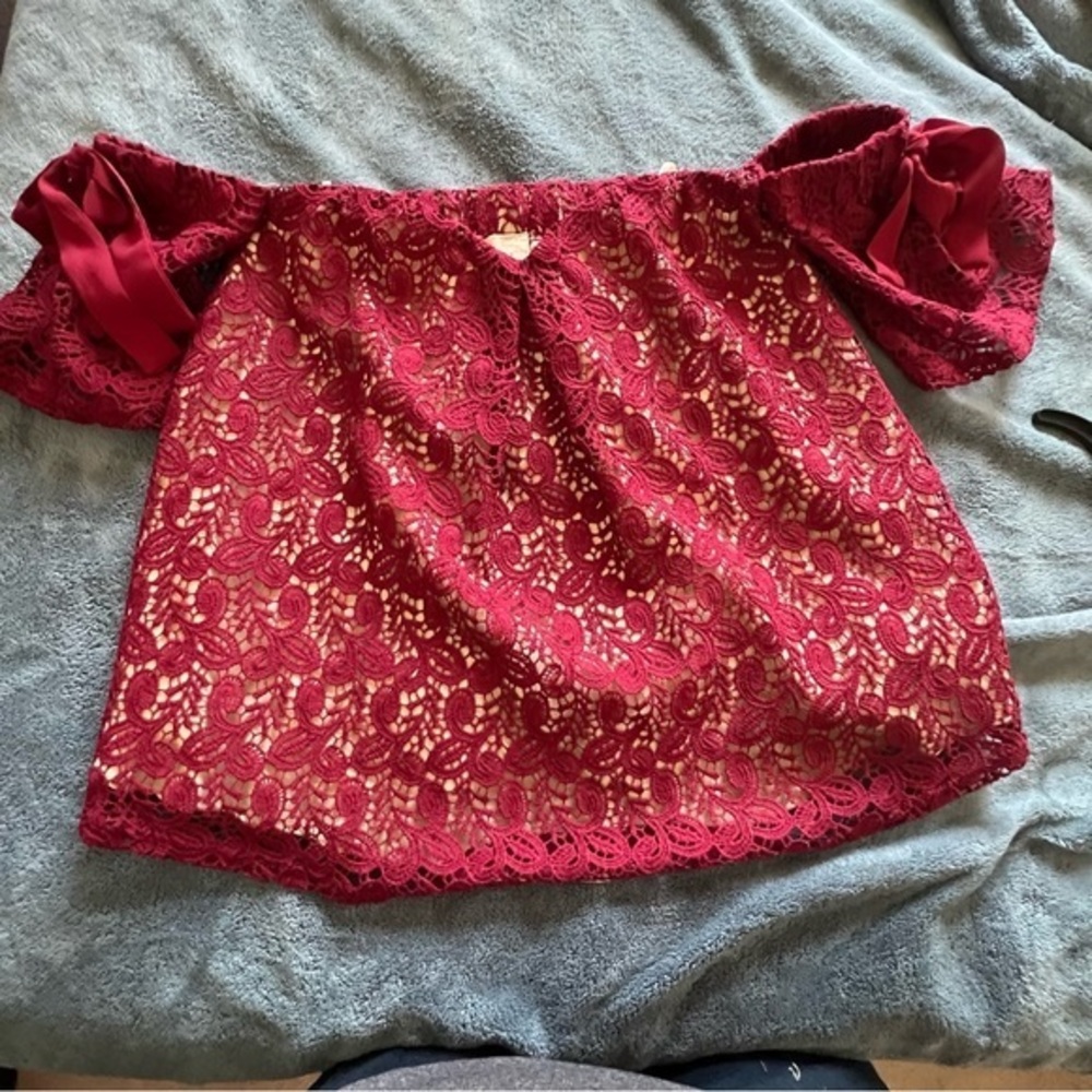Moon River Sz Small NWOT Off The Shoulder Top. Crochet Lace Overlay